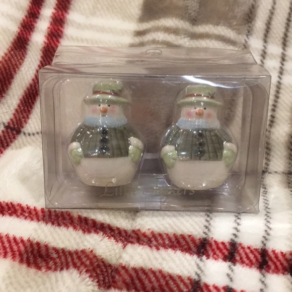 Adorable Christmas Holiday Mini Ceramic Snowmen Salt Pepper Shaker Set NWT - Picture 8 of 8